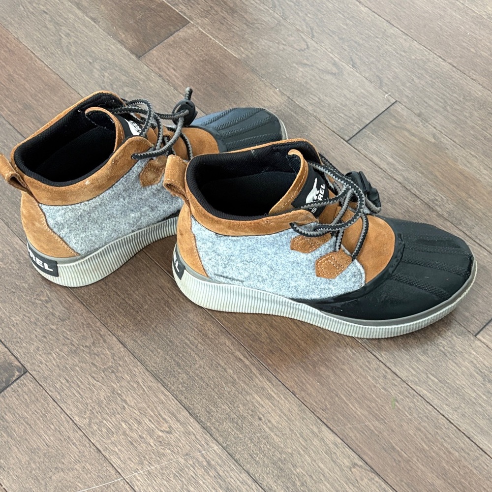 Kids Sorel out and about boot - size 6